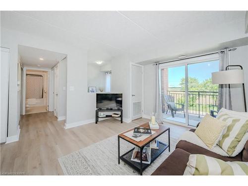 307-60 Lynnmore Street, Guelph, ON - Indoor Photo Showing Living Room