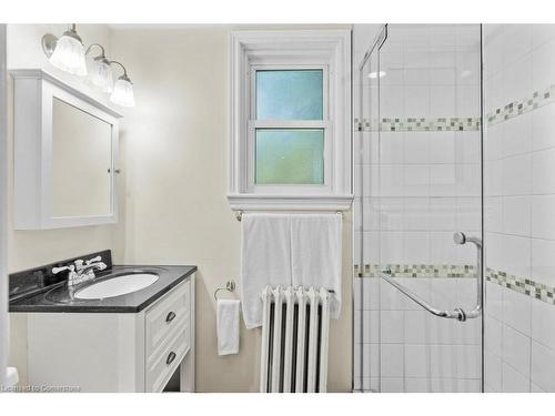 15 Freeman Place, Hamilton, ON - Indoor Photo Showing Bathroom