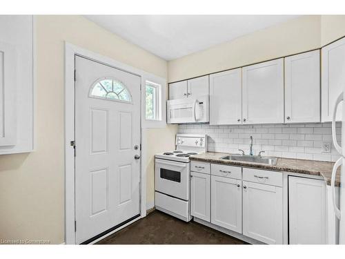 15 Freeman Place, Hamilton, ON - Indoor Photo Showing Kitchen