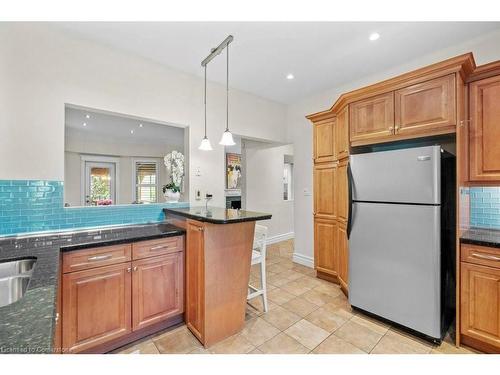 15 Freeman Place, Hamilton, ON - Indoor Photo Showing Kitchen