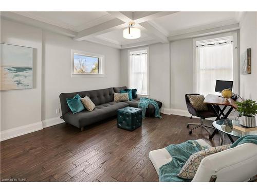 2952 North Shore Drive, Lowbanks, ON - Indoor Photo Showing Living Room