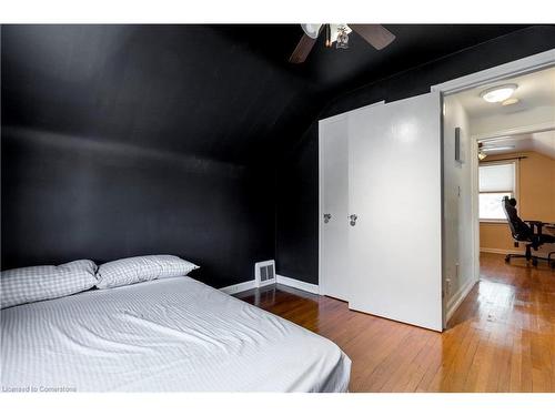 204 Parkdale Avenue S, Hamilton, ON - Indoor Photo Showing Bedroom