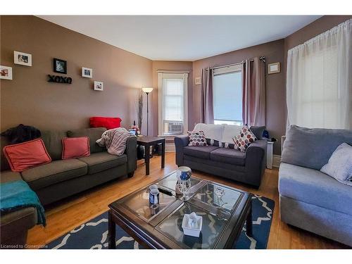 11 Carlton Street, St. Catharines, ON - Indoor Photo Showing Living Room