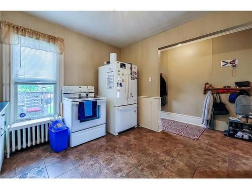 11 Carlton Street, St. Catharines, ON - Indoor Photo Showing Kitchen