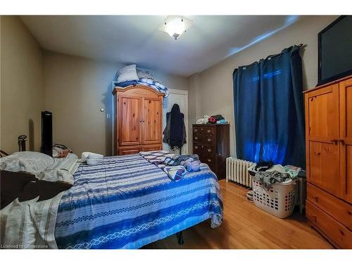 11 Carlton Street, St. Catharines, ON - Indoor Photo Showing Bedroom