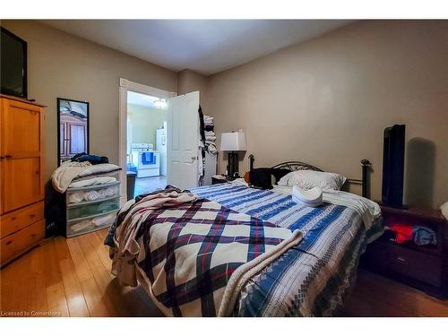 11 Carlton Street, St. Catharines, ON - Indoor Photo Showing Bedroom