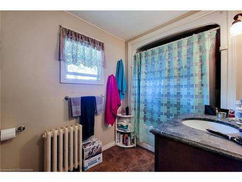 11 Carlton Street, St. Catharines, ON - Indoor Photo Showing Bathroom