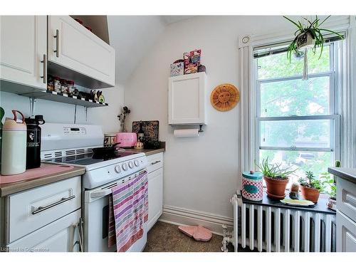 11 Carlton Street, St. Catharines, ON - Indoor Photo Showing Kitchen