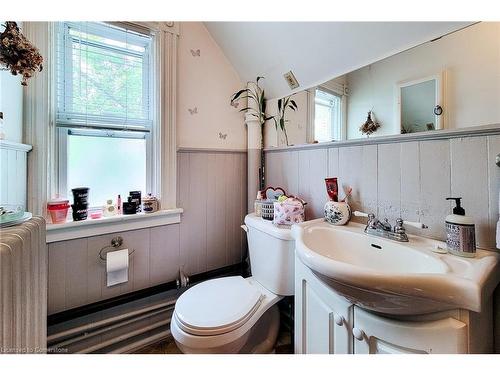 11 Carlton Street, St. Catharines, ON - Indoor Photo Showing Bathroom