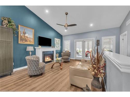 285 South Pelham Road, Welland, ON - Indoor Photo Showing Living Room With Fireplace