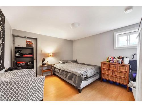 62 East 33Rd Street, Hamilton, ON - Indoor Photo Showing Bedroom