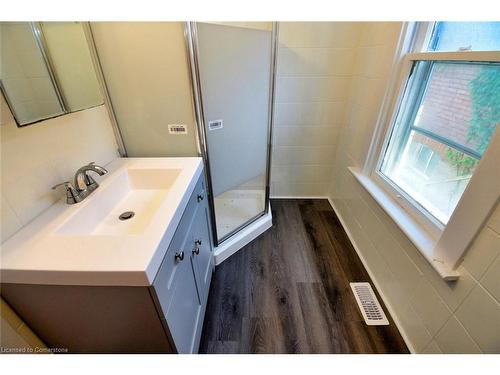 105 Catharine Avenue, Brantford, ON - Indoor Photo Showing Bathroom