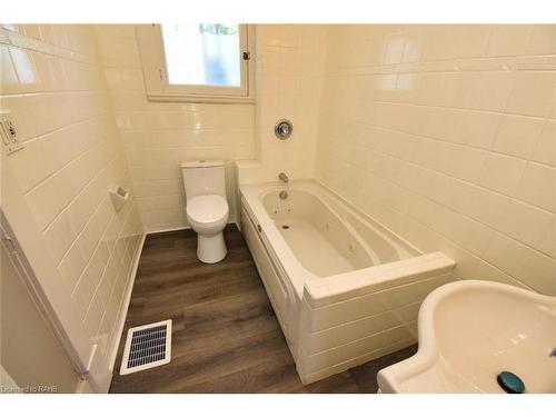 105 Catharine Avenue, Brantford, ON - Indoor Photo Showing Bathroom