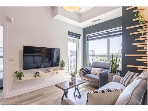 633-5055 Greenlane Road, Beamsville, ON - Indoor Photo Showing Living Room