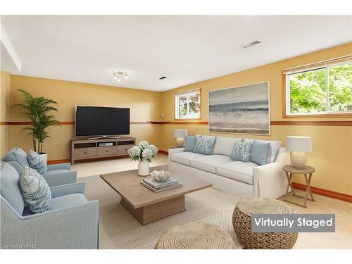 368 Station Street, West Lincoln, ON - Indoor Photo Showing Living Room