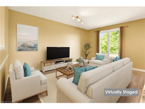 368 Station Street, West Lincoln, ON - Indoor Photo Showing Living Room