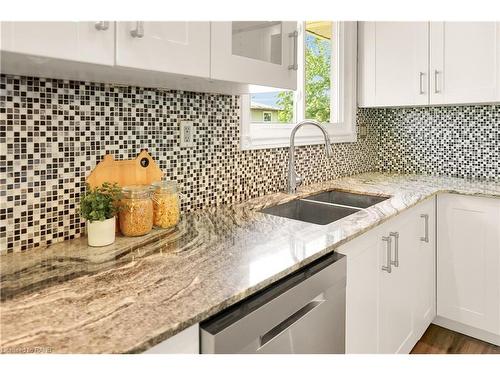 368 Station Street, West Lincoln, ON - Indoor Photo Showing Kitchen With Double Sink With Upgraded Kitchen