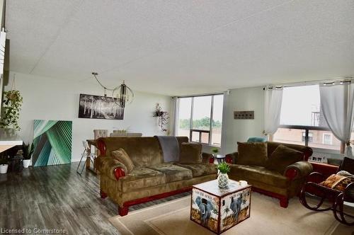 704-99 Donn Avenue, Stoney Creek, ON - Indoor Photo Showing Living Room