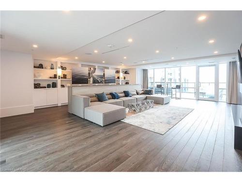 601-16 Concord Place, Grimsby, ON - Indoor Photo Showing Living Room