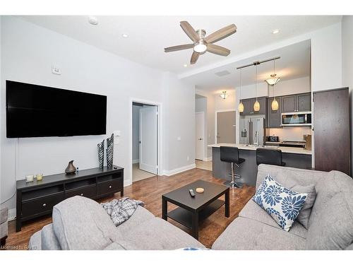 601-16 Concord Place, Grimsby, ON - Indoor Photo Showing Living Room