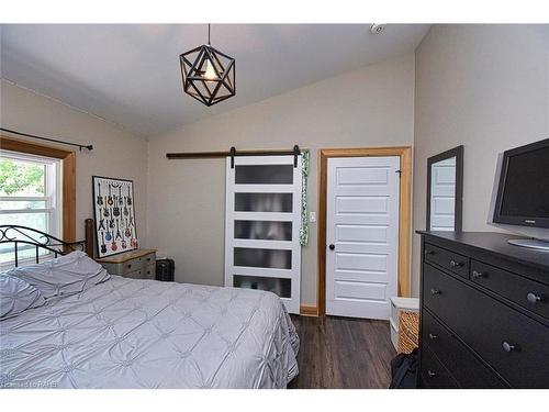 621 6Th Concession Road W, Millgrove, ON - Indoor Photo Showing Bedroom