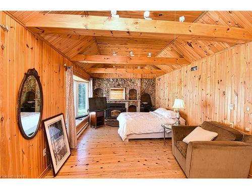 621 6Th Concession Road W, Millgrove, ON - Indoor Photo Showing Bedroom