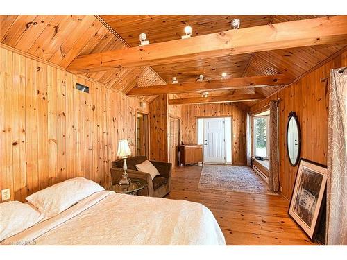 621 6Th Concession Road W, Millgrove, ON - Indoor Photo Showing Bedroom