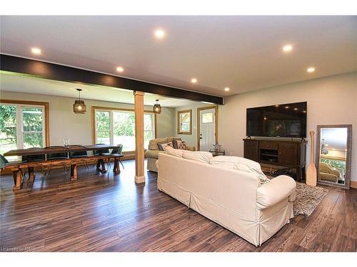 621 6Th Concession Road W, Millgrove, ON - Indoor Photo Showing Living Room