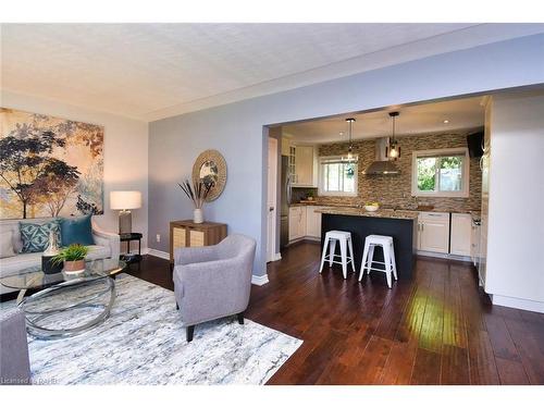 419 Sanatorium Road, Hamilton, ON - Indoor Photo Showing Living Room