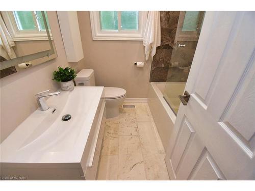 419 Sanatorium Road, Hamilton, ON - Indoor Photo Showing Bathroom