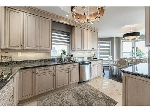 2W-174 Mountain Park Avenue, Hamilton, ON - Indoor Photo Showing Kitchen