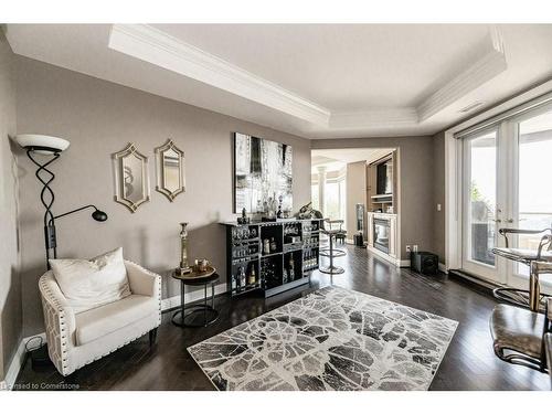 2W-174 Mountain Park Avenue, Hamilton, ON - Indoor Photo Showing Living Room