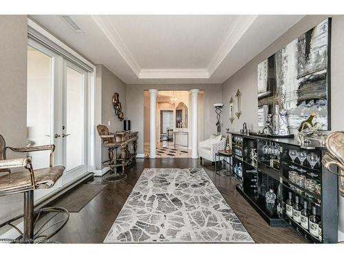 2W-174 Mountain Park Avenue, Hamilton, ON - Indoor Photo Showing Living Room