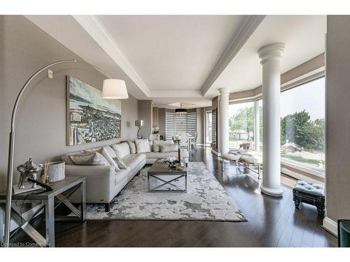 2W-174 Mountain Park Avenue, Hamilton, ON - Indoor Photo Showing Living Room