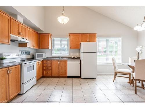 1-19 Bartlett Avenue, Grimsby, ON - Indoor Photo Showing Kitchen