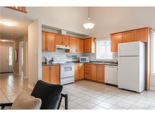 1-19 Bartlett Avenue, Grimsby, ON - Indoor Photo Showing Kitchen