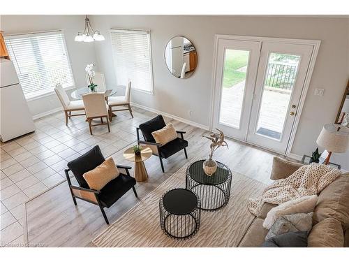 1-19 Bartlett Avenue, Grimsby, ON - Indoor Photo Showing Living Room