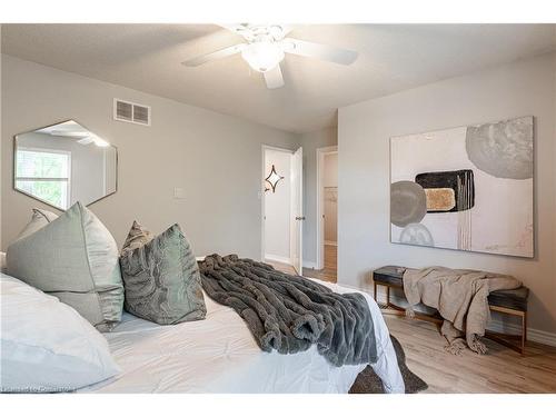 1-19 Bartlett Avenue, Grimsby, ON - Indoor Photo Showing Bedroom