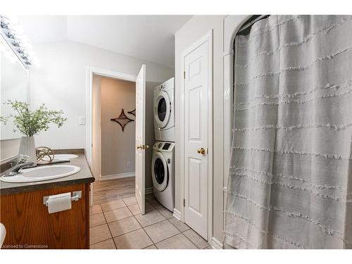 1-19 Bartlett Avenue, Grimsby, ON - Indoor Photo Showing Laundry Room