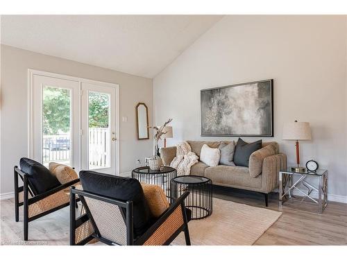 1-19 Bartlett Avenue, Grimsby, ON - Indoor Photo Showing Living Room