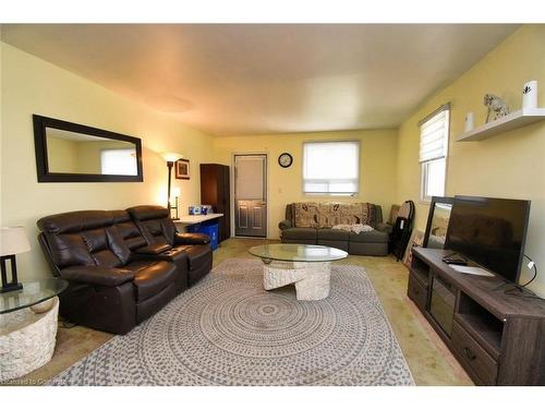 17 Craigroyston Road, Hamilton, ON - Indoor Photo Showing Living Room