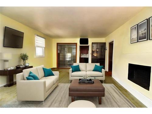 17 Craigroyston Road, Hamilton, ON - Indoor Photo Showing Living Room With Fireplace