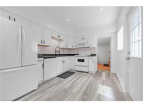 256 Wellington Street N, Hamilton, ON - Indoor Photo Showing Kitchen