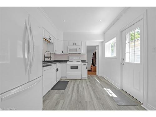 256 Wellington Street N, Hamilton, ON - Indoor Photo Showing Kitchen