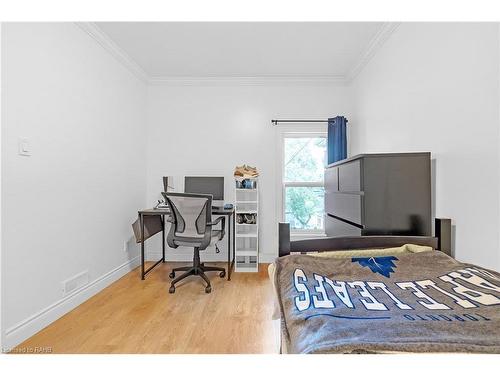 256 Wellington Street N, Hamilton, ON - Indoor Photo Showing Bedroom