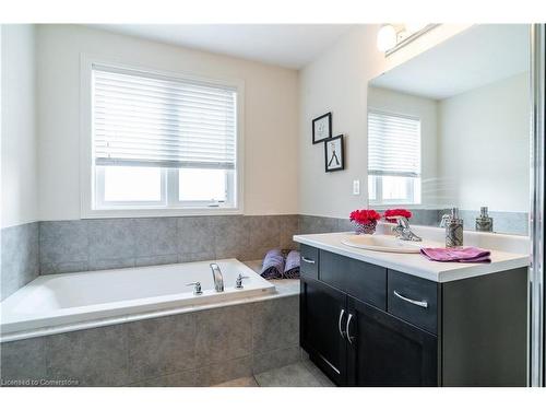 22-8 Lakelawn Road, Grimsby, ON - Indoor Photo Showing Bathroom