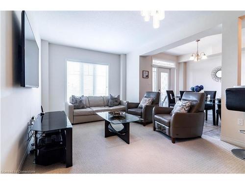 22-8 Lakelawn Road, Grimsby, ON - Indoor Photo Showing Living Room