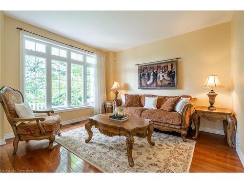 718 Rymal Road E, Hamilton, ON - Indoor Photo Showing Living Room