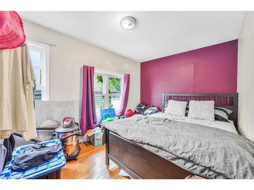 62 East 33Rd Street, Hamilton, ON - Indoor Photo Showing Bedroom