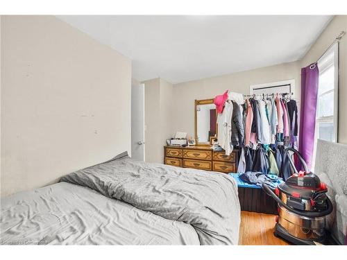 62 East 33Rd Street, Hamilton, ON - Indoor Photo Showing Bedroom